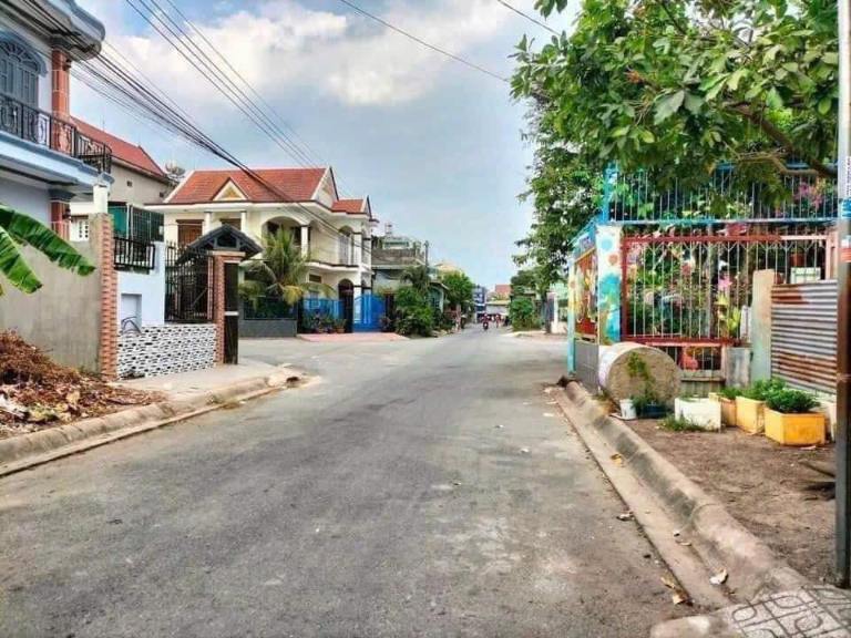 Nhà đất Kiêu Kỵ khu có mặt đường rộng, ô tô dễ di chuyển vào