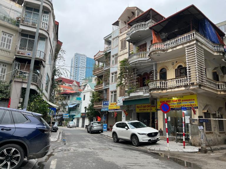 Nhà đường Lạc Long Quân, Tây Hồ giao thông thuận tiện