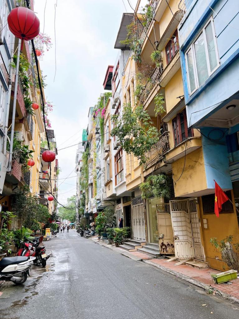 Nhà mặt ngõ đường Võ Chí Công có dãy nhà kiền kề kết hợp cổ và hiện đại