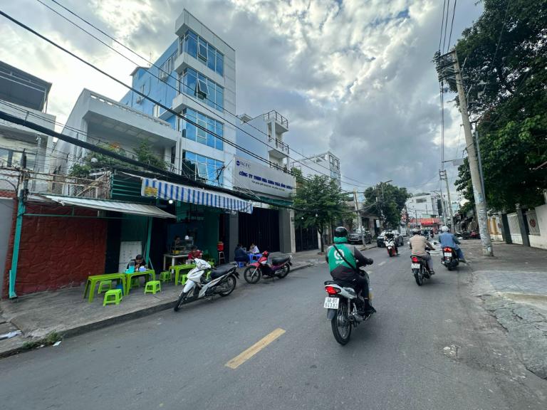 Nhà gần đường lớn dễ dàng di chuyển qua lại với nhiều phường