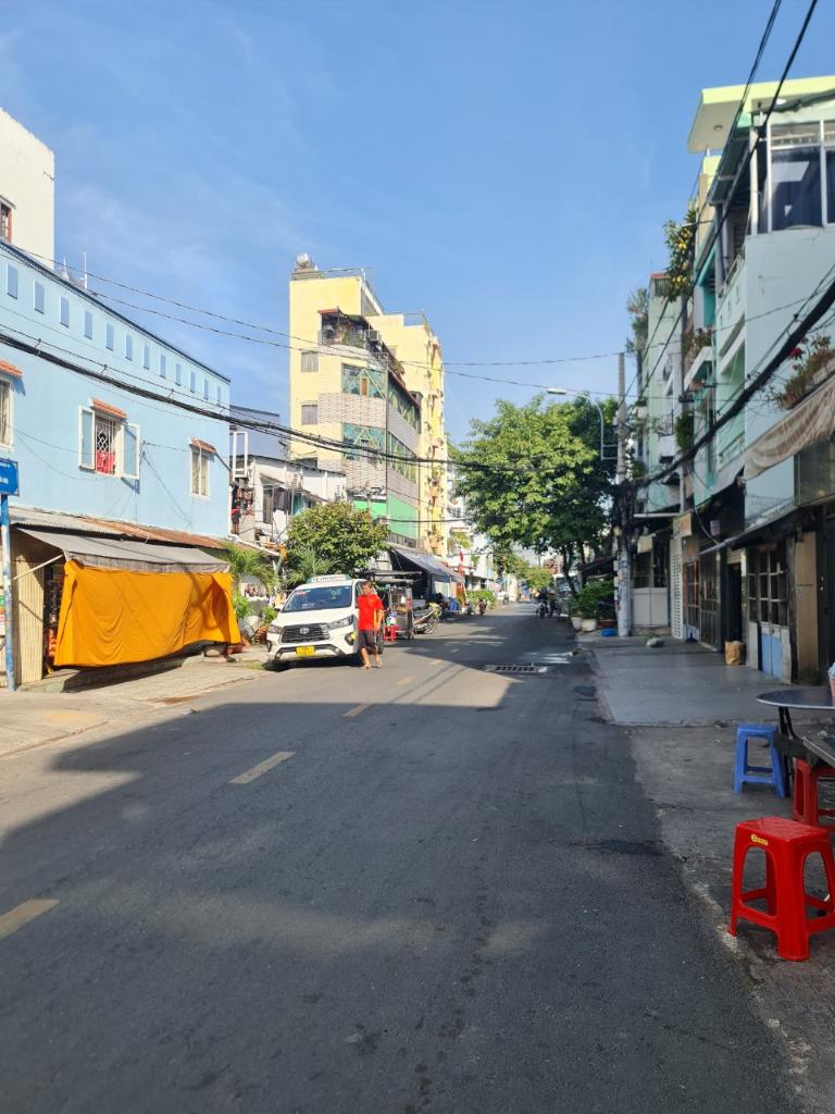 Nhà gần mặt đường lớn thuận tiện di chuyển và kinh doanh 