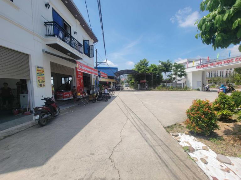 Nhà ở gần khu trường học và các tiện ích khác khu Bình Minh