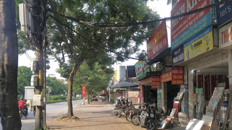 Nhà mặt đường Lạc Long Quân buôn bán nhỏ lẻ