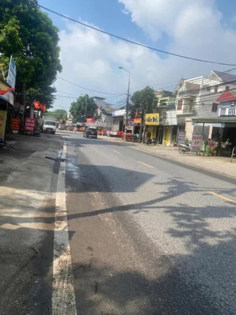 Nhà mặt đường lớn kết hợp ở và kinh doanh