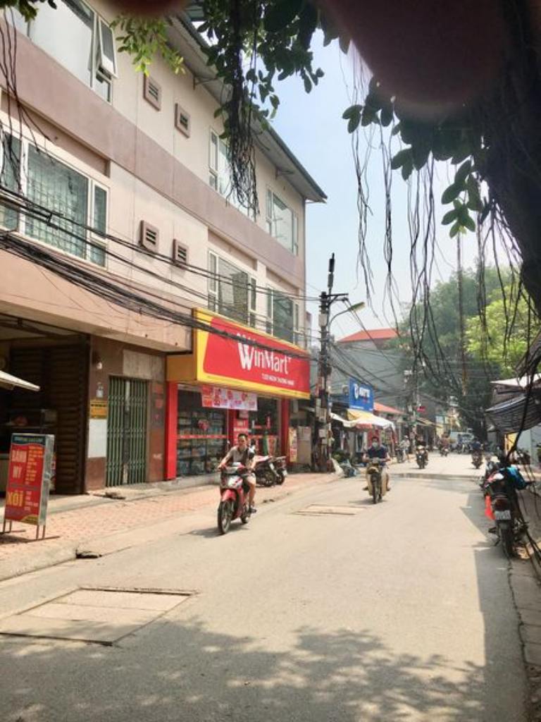 Tuyến phố dân cư sầm uất với cửa hàng tiện ích tại khu vực Phú Thượng