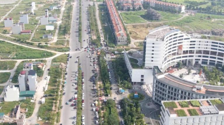 Nhà mặt đường thương mại