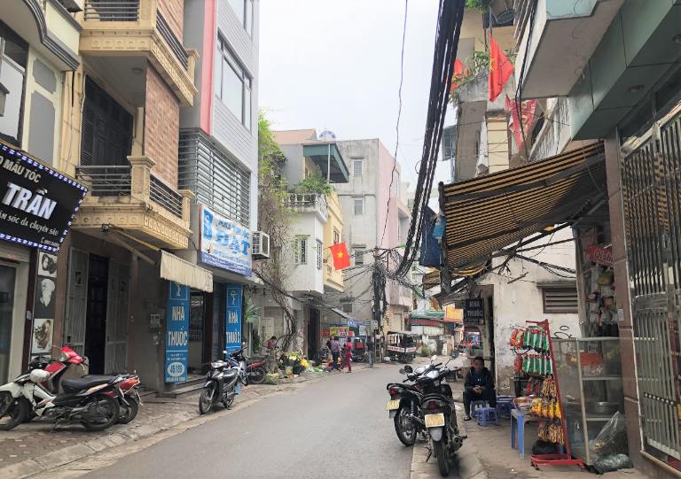 Nhà mặt ngõ kinh doanh đông đúc tại phố Vạn Phúc