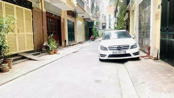 Nhà mặt ngõ ô tô vào được trong phố Văn Cao