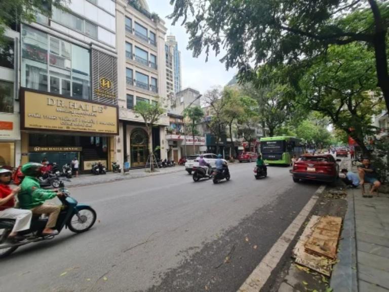 Nhà mặt phố có thể mở văn phòng tại phố Huế