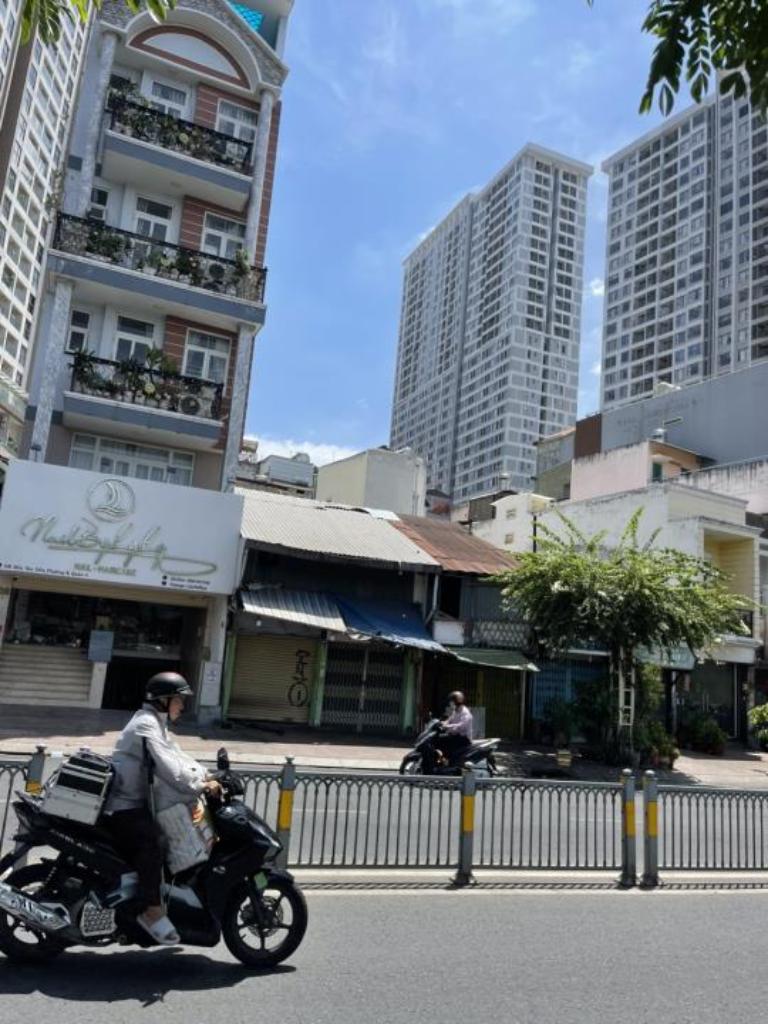 Nhà mặt phố đường lớn thuận tiện kinh doanh các mặt hàng