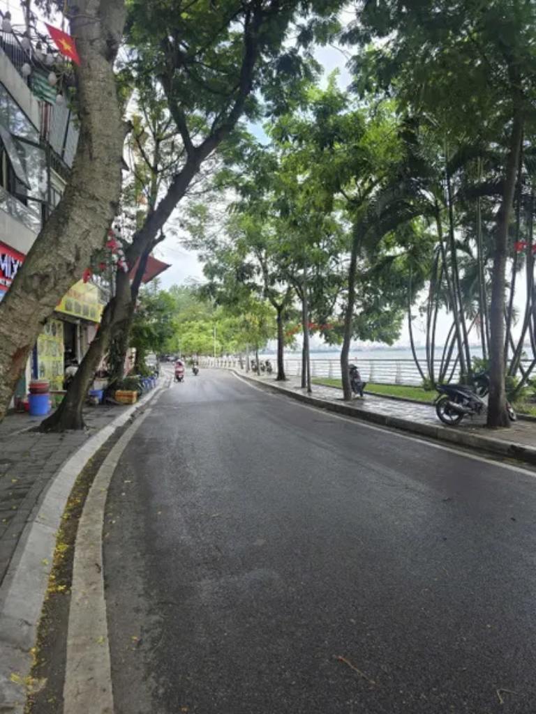 Nhà mặt phố đường Trích Sài với view hồ tây