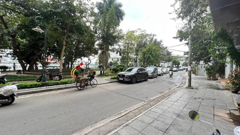 Khu nhà có vỉa hè rộng ven hồ tây yên tĩnh