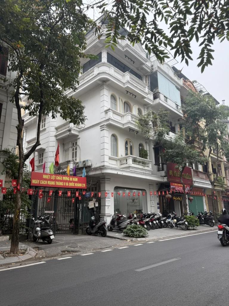 Nhà mặt phố kiến trúc tân cổ điển, vị trí thoáng