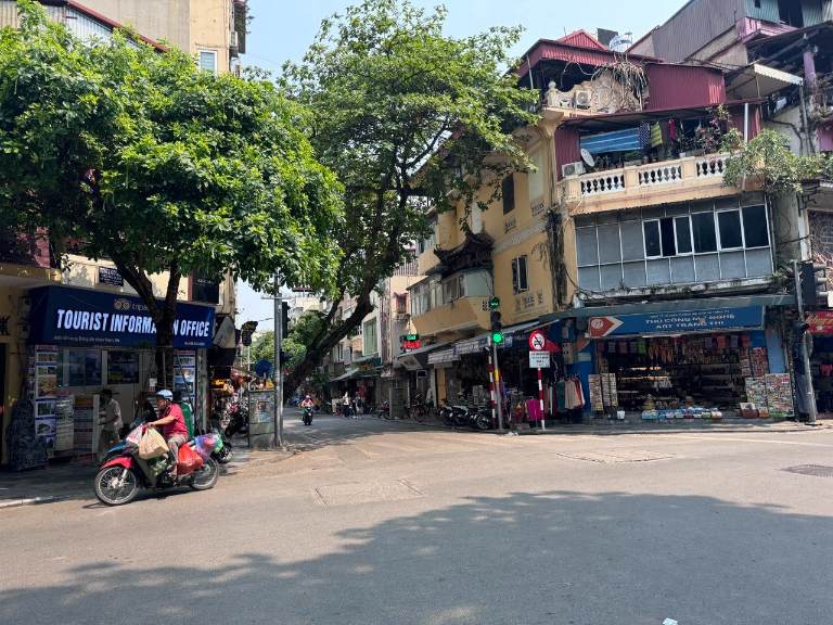 Nhà mặt phố kinh doanh vị trí có giao thông thuận lợi