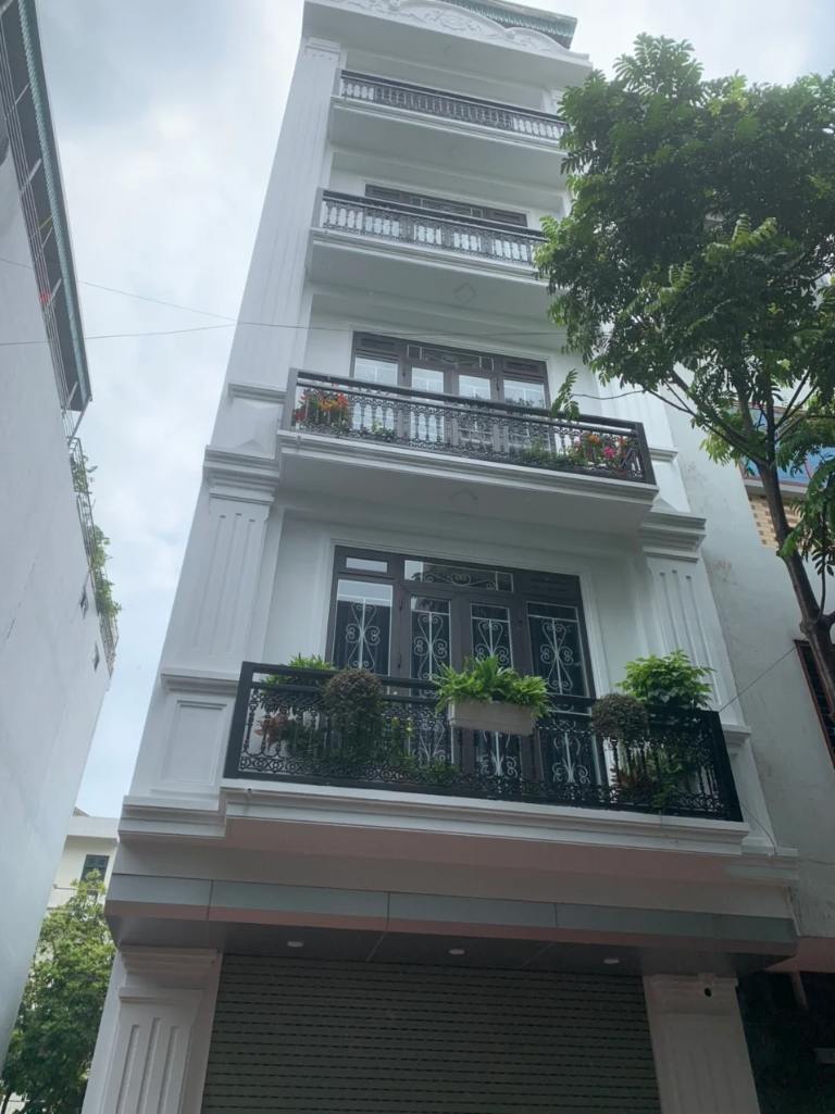 Nhà mặt phố Lạc Long Quân, Tây Hồ có thang máy