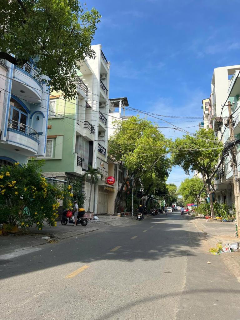 Nhà mặt phố sầm uất có tiền năng kinh doanh tốt