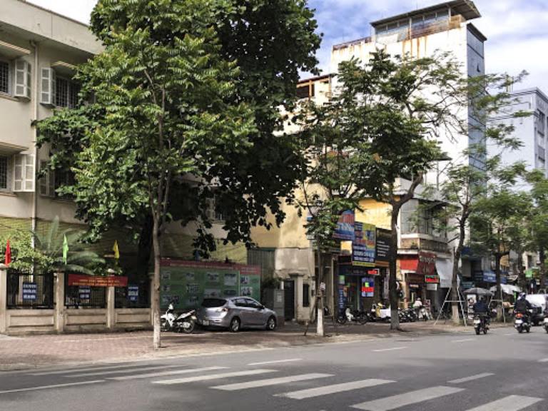 Nhà mặt phố thuận tiện kinh doanh 