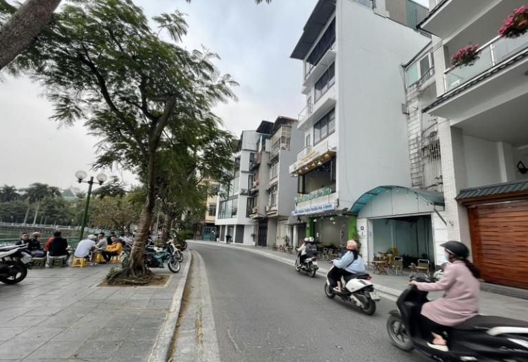 Nhà mặt phố Trích Sài vị trí thoáng đẹp, thuận lợi kinh doanh