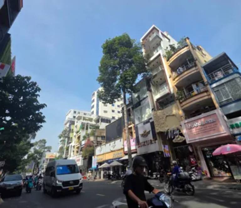 Nhà mặt phố truyền thống tại trục đường lớn thương mại sầm uất