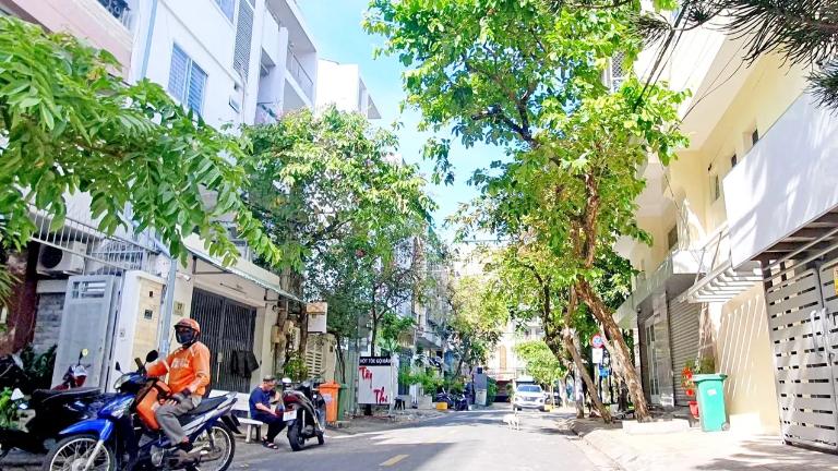 Nhà mặt phố kết hợp ở và kinh doanh tại Bình Chánh