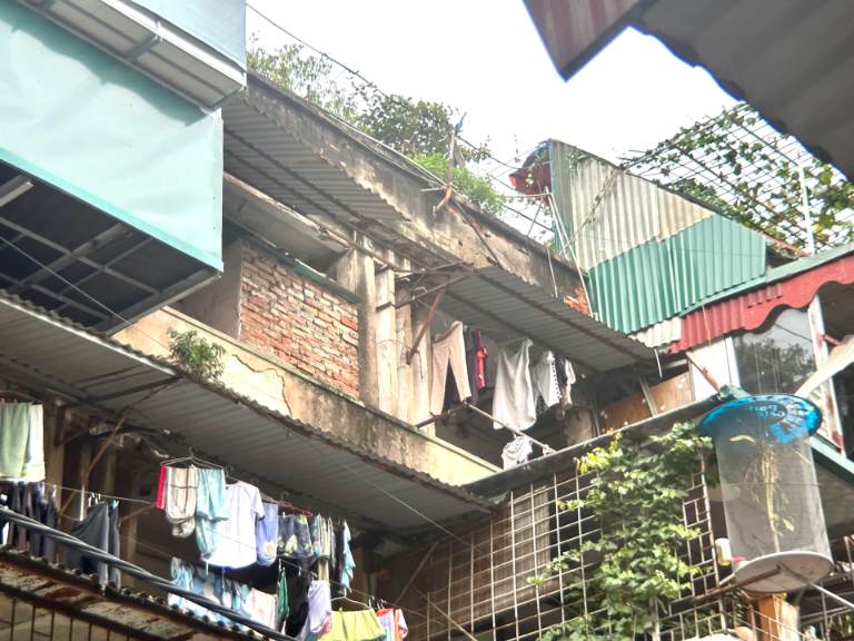 Nhà nằm sát khu tập thể xuống cấp ở Đức Thắng