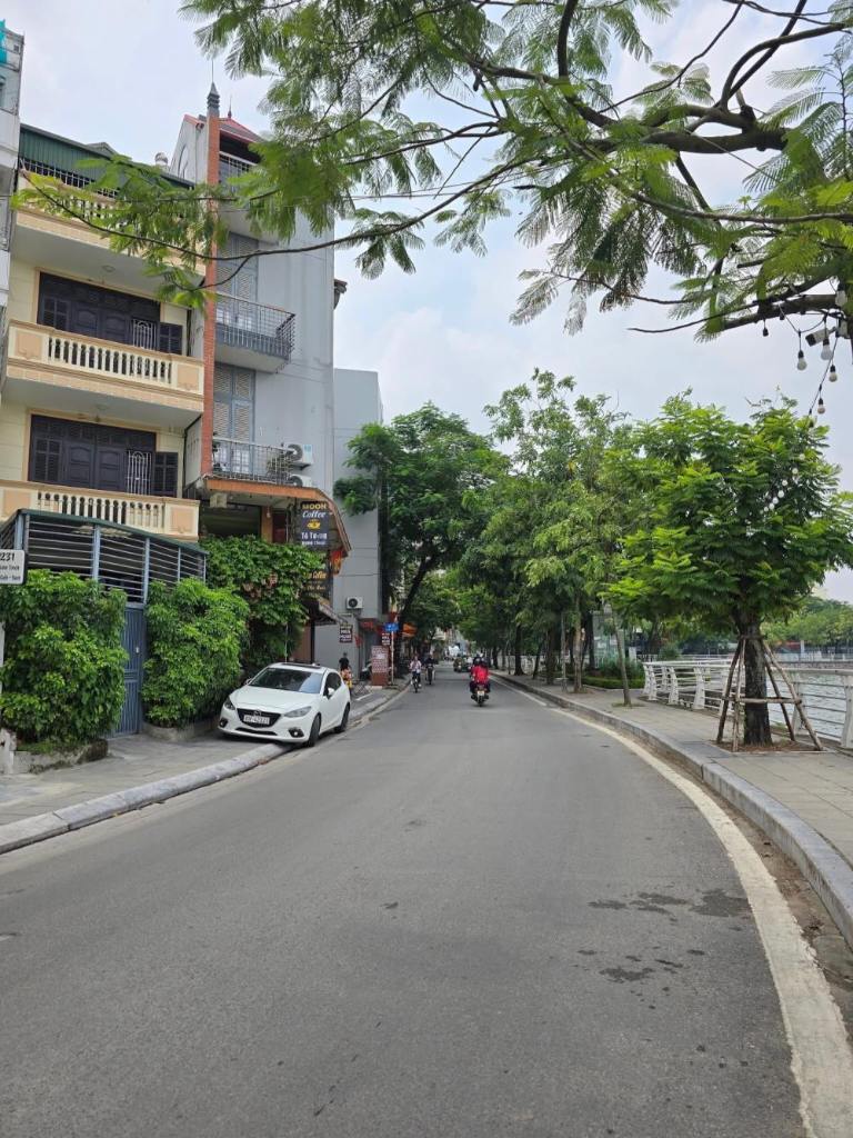 Nhà nhiều tầng ở ven hồ mặt tiền rộng tiện kinh doanh