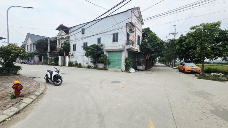 Nhà nhiều tầng xây kiên có tai ngã ba đường