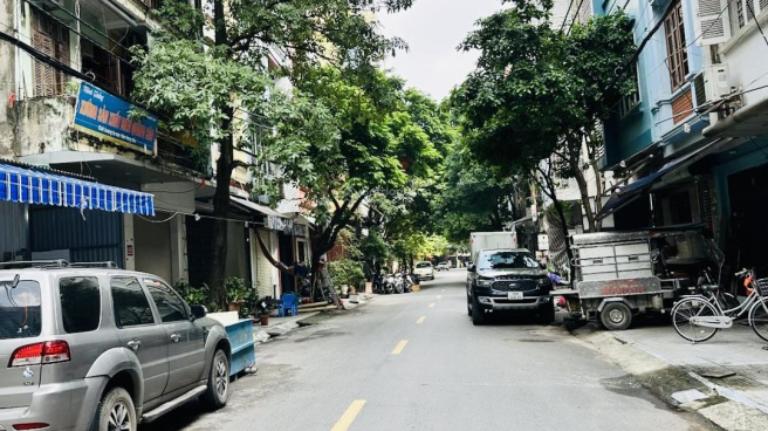 Nhà phố Nhuệ Giang gằn mặt đường