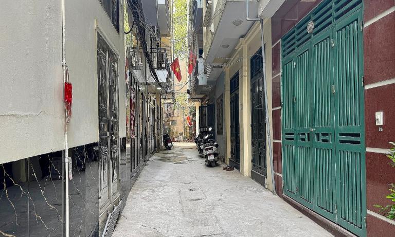 Nhà riêng diện tích nhỏ năm trong ngõ quận Hoàn Kiếm