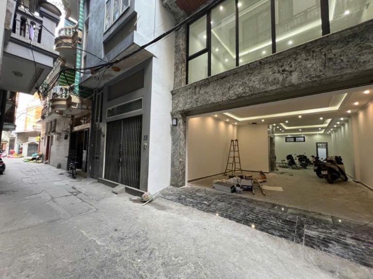 Nhà riêng trong ngõ Cầu Giấy có gara và thang máy