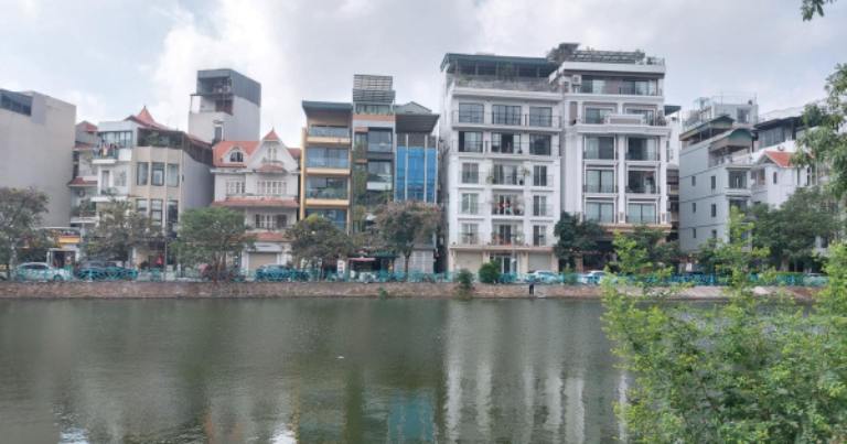 Nhà mặt hồ Tây với dãy nhà phố và căn hộ cao tầng