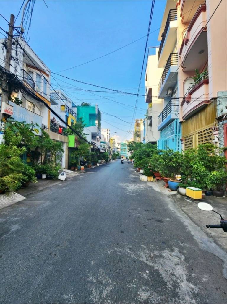 Nhà trong ngõ lớn tại đường Cư Xá Phú Lâm khu yên tĩnh