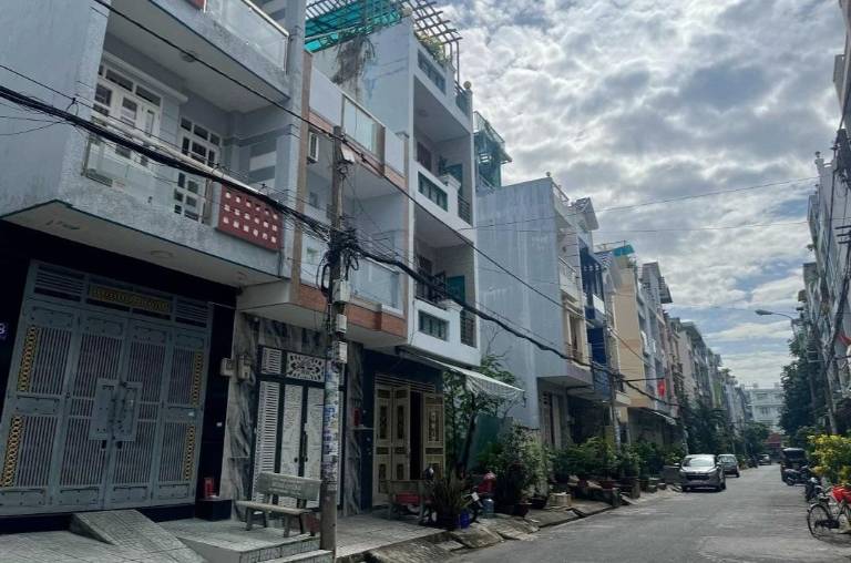 Nhà trong đường nội khu dân cư yên tĩnh ít xe cộ đi lại