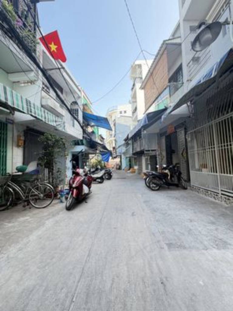 Nhà trong hẻm ô tô gần đường lớn thuận tiện đi lại