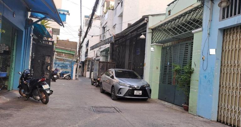 Nhà trong hẻm ô tô vẫn đỗ được trước của nhà