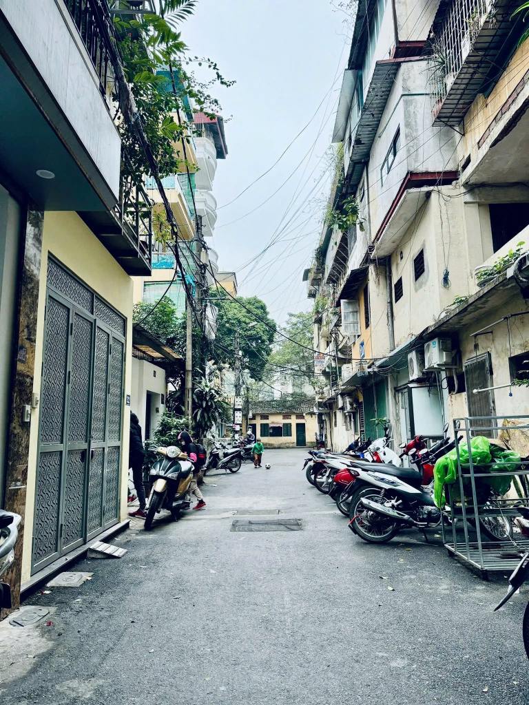 Ngõ dân cư yên tĩnh, đường rộng đủ xe máy tránh nhau tại ngõ Nguyễn Đình Thi