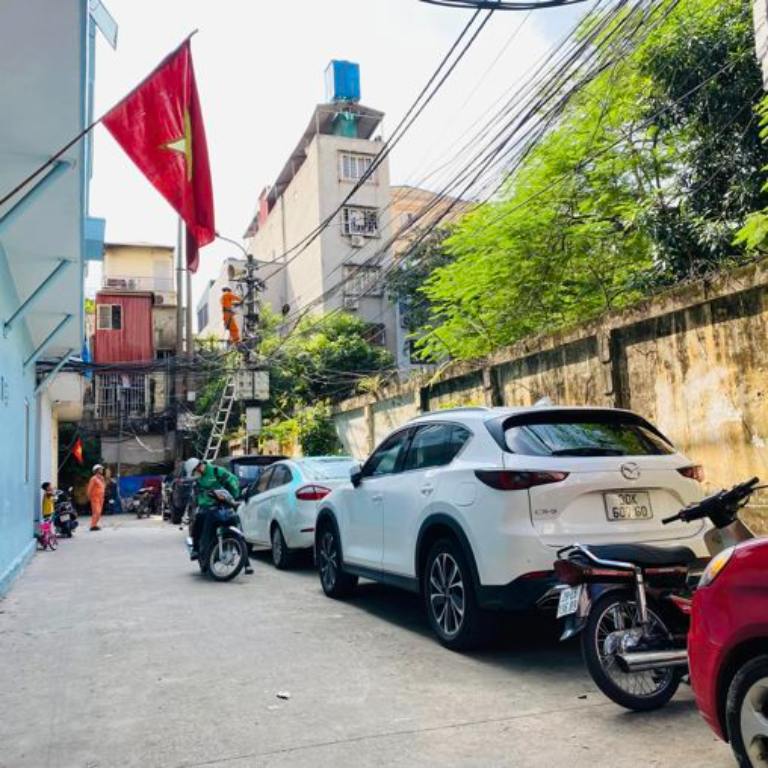 Nhà trong ngõ 90 Nguyễn Tuân rọng, thông ra đường lớn