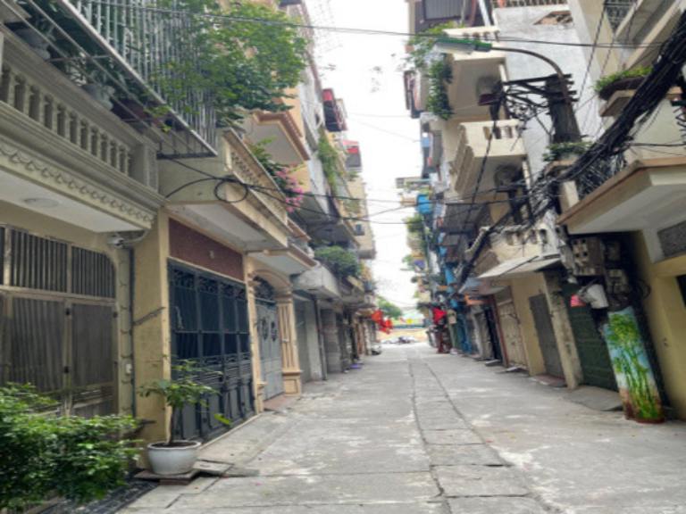 Nhà trong ngõ Đội Cấn dân cư yên tĩnh