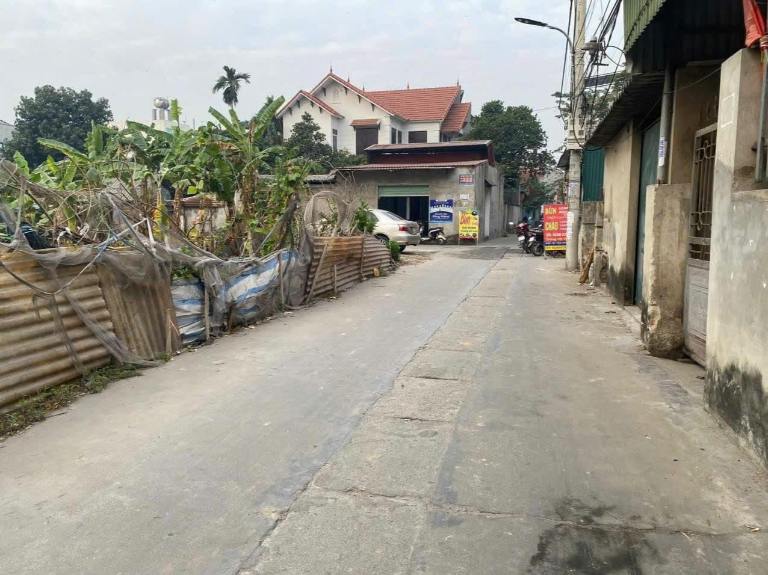 Nhà trong ngõ rộng khu dân cư ô tô vào được