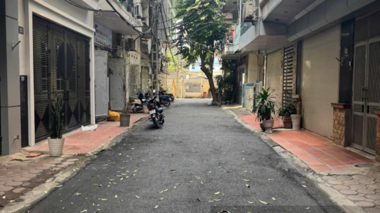 Lối vào nhà trong ngõ Nguyễn Chí Thanh rộng, sạch sẽ