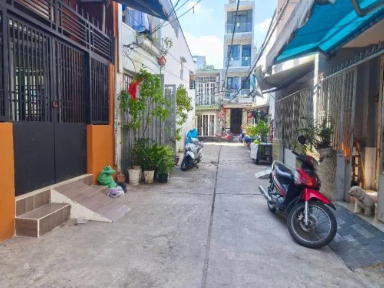 Nhà trong hẻm rộng có khu dân cư ổn định