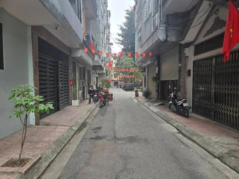 Nhà trong ngõ dân cư yên tĩnh, đường trước nhà rộng