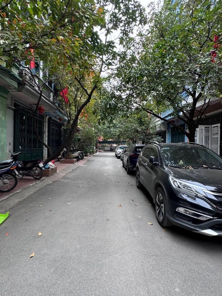 Nhà trong ngõ rộng ô tô đỗ trước cửa được