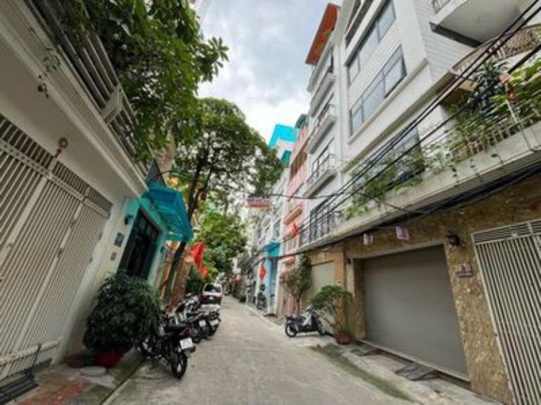 Ngõ dân cư yên tĩnh với nhà cao tầng khang trang