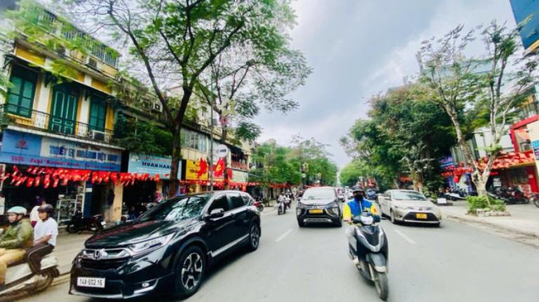 Phố Nguyễn Chí Thanh nhộn nhịp với nhều của hàng thương mại