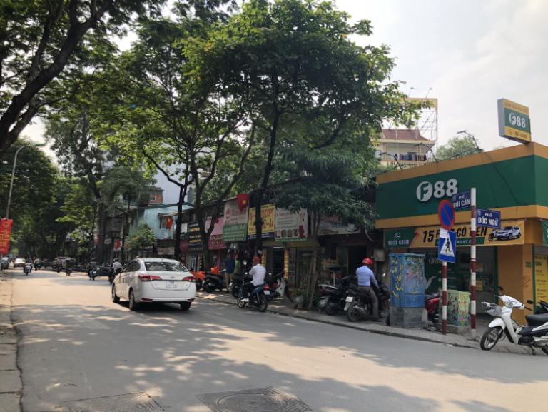 Phố nhọn nhịp với các cửa hàng dịch vụ thương mại