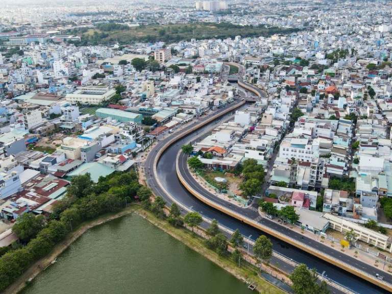 Hòa Hưng liền kề với nhiều tuyến đường giao thông lớn