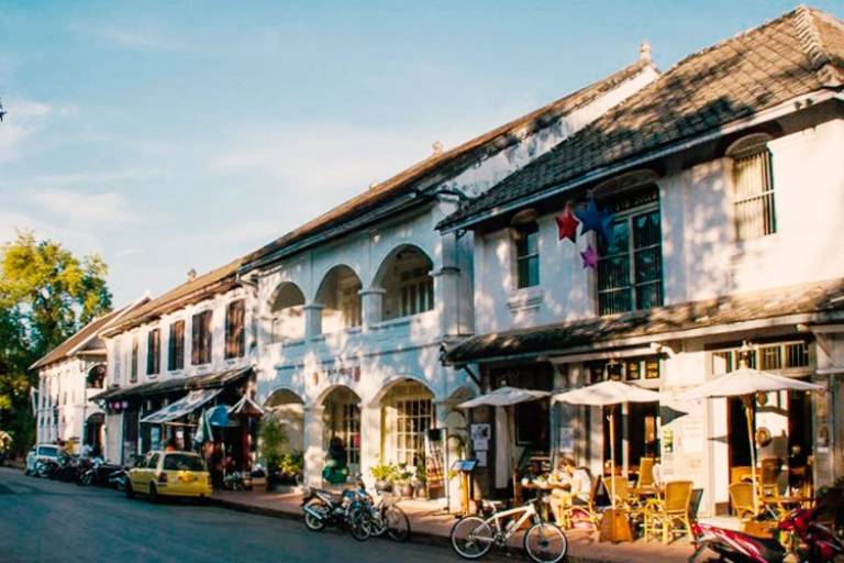 Phường này gần các khu trung tâ, thương mại và các chợ lớn