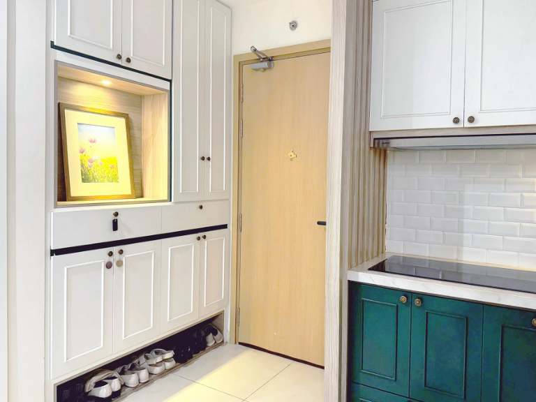 Cửa chính không nên quá tối, có sảnh đệm sạch sẽ