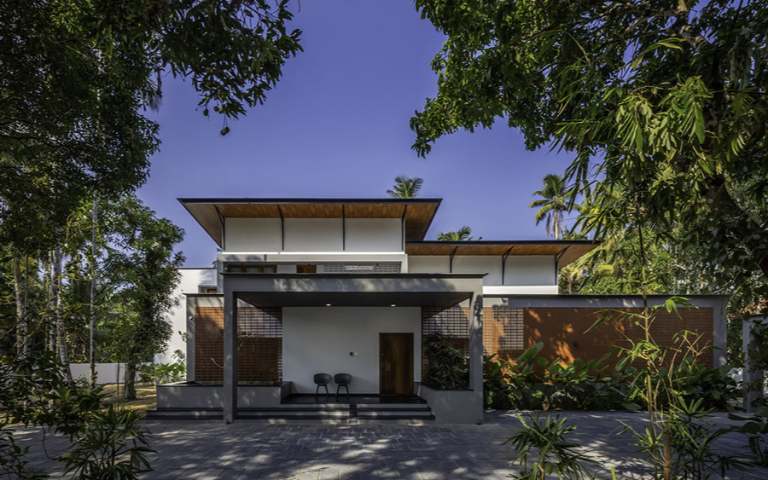 Sử dụng mái che, rèm hoặc trồng cây để giảm nhiệt độ của ánh mặt trời